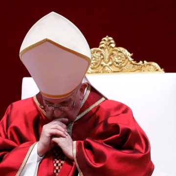 Papa Francisco celebra Sexta-Feira Santa no Vaticano; católicos em todo o mundo