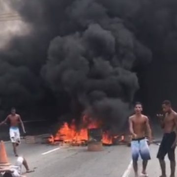 Protesto após ação do Choque interdita Rodovia Amaral Peixoto no Rio do Ouro