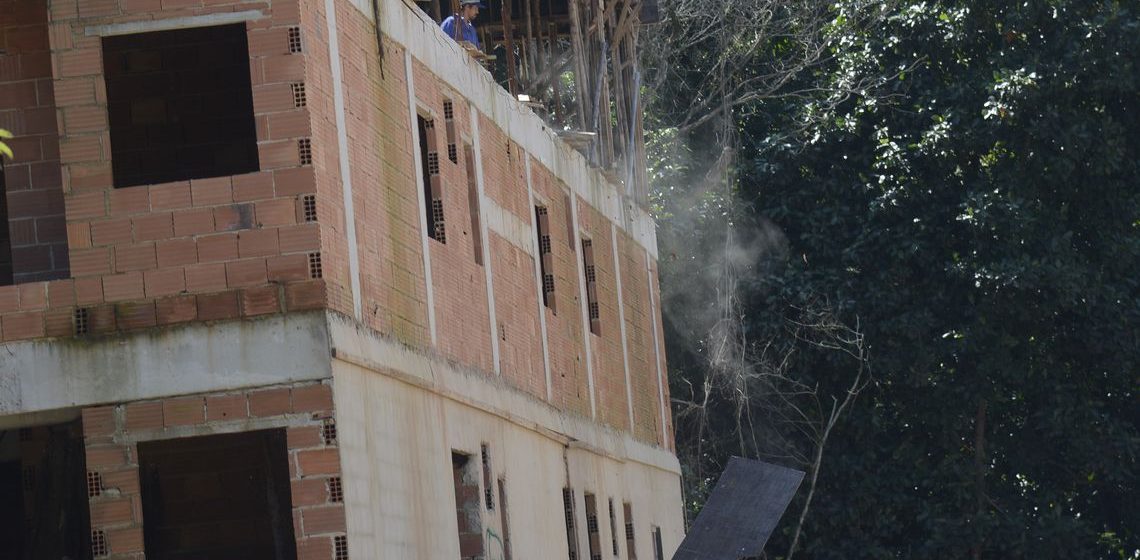 Termina demolição de mais um prédio com risco de desabamento na Muzema