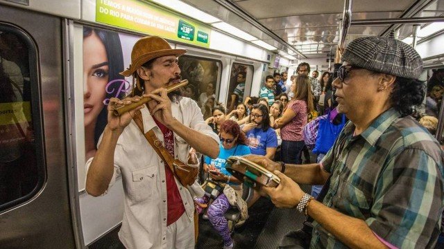 Justiça proíbe artistas de rua no metrô, após ação de Flávio Bolsonaro