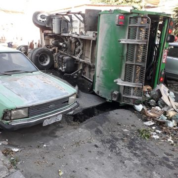 Caminhão de coleta de lixo desgovernado tomba caindo sobre uma casa no Centro de Nova Iguaçu