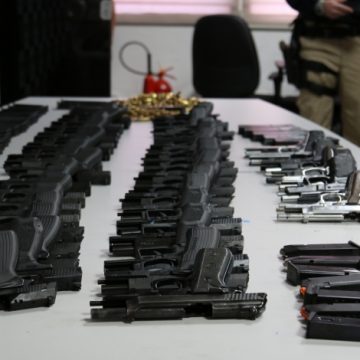 PRF aprende 27 pistolas e grande quantidade de munição em Vigário Geral