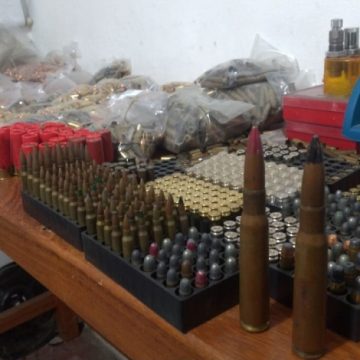 Polícia estoura fábrica clandestina de armas, munições e explosivos na Zona Norte