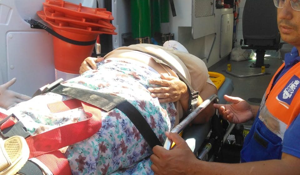 Acidente com idosa causa transtorno no centro de Nova Iguaçu