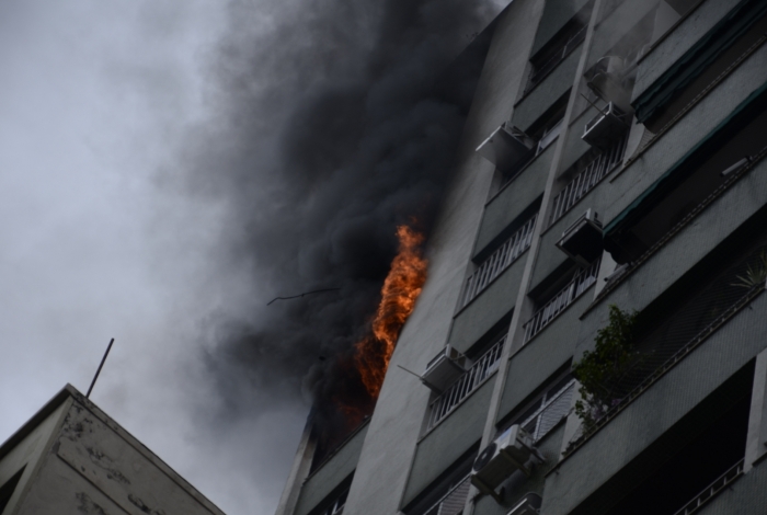 Apartamento pega fogo na Rua Humaitá, na Zona Sul do Rio