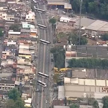 Moradores protestam após blindado do Bope atingir casas na Cidade de Deus