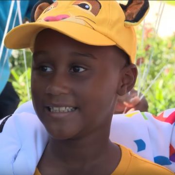 Menino de 6 anos que economizava para ir à Disney usa o dinheiro para dar comida a vítimas do furacão Dorian