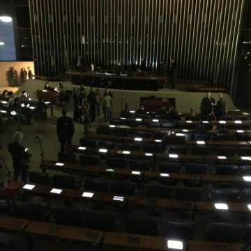 Plenário da Câmara fica sem luz em meio a audiência sobre agricultura familiar