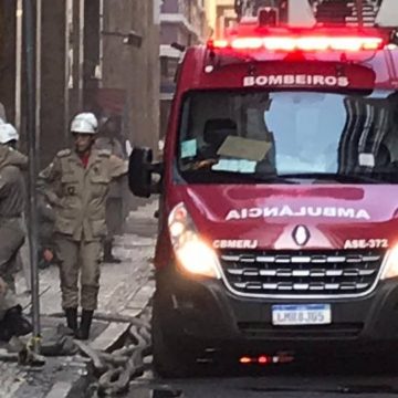 Três bombeiros morrem em incêndio na Whiskeria Quatro por Quatro, no Centro do Rio