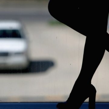 Madrasta obriga enteadas a fazerem sexo com homens de até 90 anos