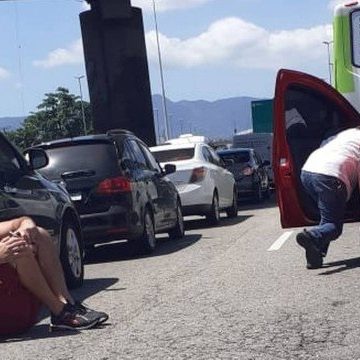 Tiroteio deixa motoristas em pânico durante perseguição na Avenida Brasil