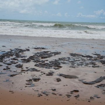 RJ divulga plano de emergência para aparecimento de óleo em praias