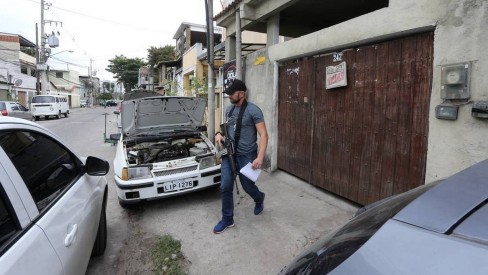 Policiais da Delegacia de Homicídios vão à casa de porteiro que depôs no caso Marielle