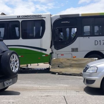 Acidente entre três ônibus deixa 27 pessoas feridas na Avenida Brasil