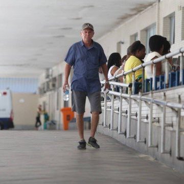 Avô peregrina com neta por cinco hospitais do Rio para retirada de objeto no nariz