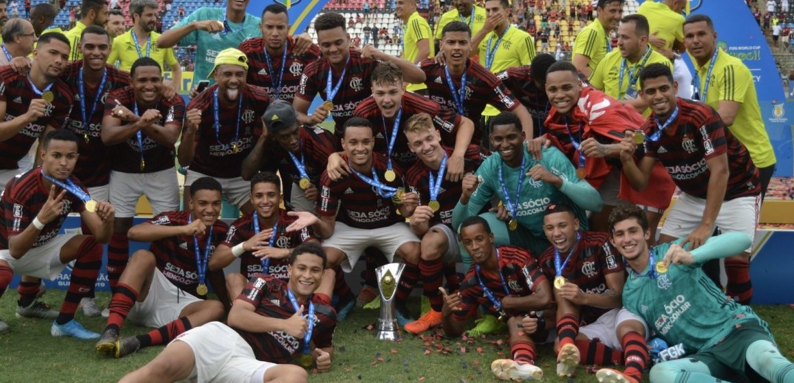 Hugo Souza festeja segundo título brasileiro pelo Flamengo em uma semana: “Até difícil descrever”