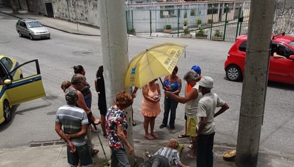 Idosa aguarda socorro do Samu por horas no chão de rua da Zona Norte do Rio