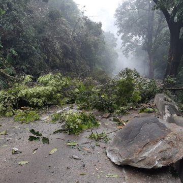 Subida da Serra de Petrópolis, RJ, é atingida por deslizamento de encosta