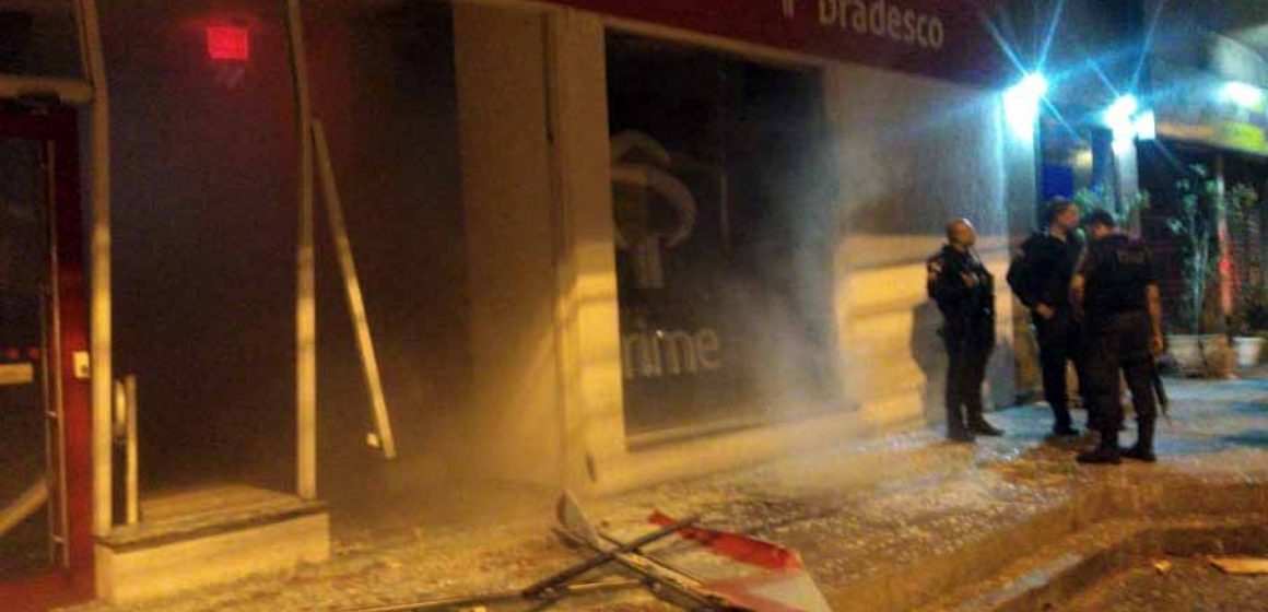 Bandidos explodem banco em Pilares e trocam tiros com PMs