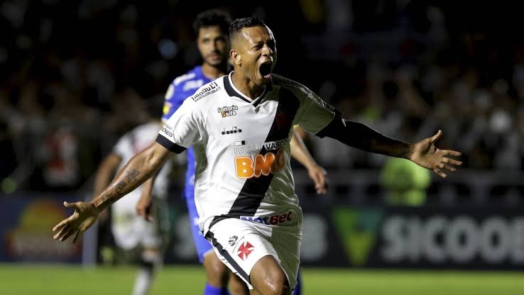 Vasco chega perto de 140 mil, supera Flamengo e vira clube com mais sócios no Brasil