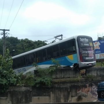 Ônibus derrapa em viaduto de Niterói e deixa duas pessoas feridas