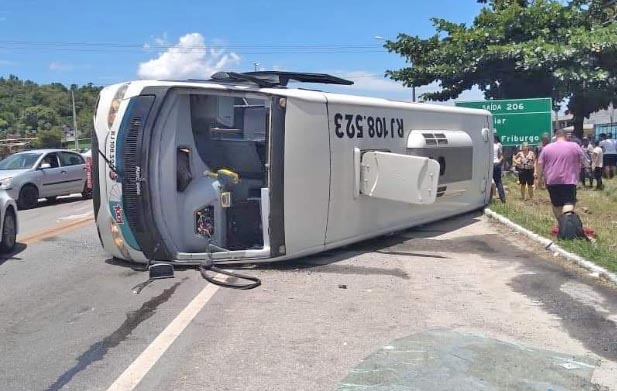 MAIS UM: Micro-ônibus da 1001 tomba em Casimiro de Abreu nesta sexta-feira 15 feridos 2 em estado grave.