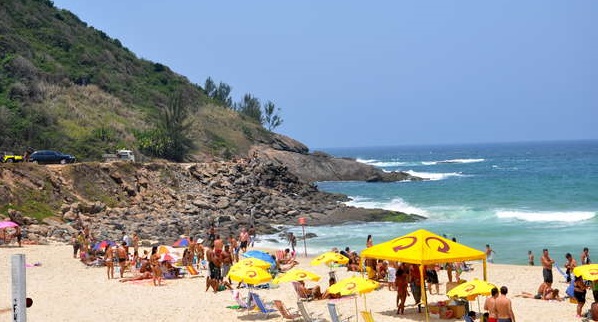 Adolescente enterrado na areia de praia do RJ apresenta melhora no estado de saúde