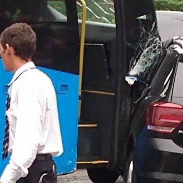 Carro invade pista do BRT e é comprimido por ônibus em Ilha de Guaratiba, na Zona Oeste