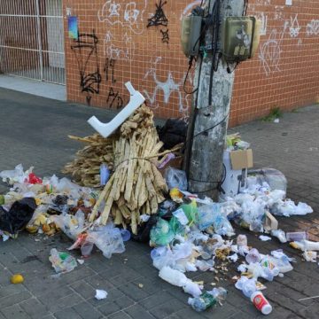 Coletores de lixo entram em greve e Cabo Frio tem pontos de acúmulo de sujeira