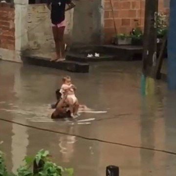Criança é resgatada durante enchente em São Gonçalo; parte de ponte desaba em Itaboraí