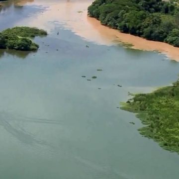 Despejo de esgoto irregular muda coloração da água em afluentes do Rio Guandu, que abastece o RJ