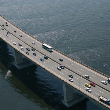 Embarcação bate em estrutura da Ponte Rio-Niterói