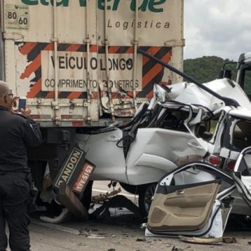 Empresário morre após colidir carro em carreta no Arco Metropolitano