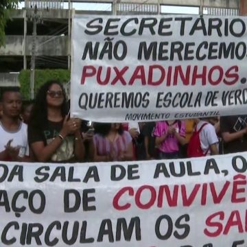 Estudantes fazem protesto contra construção de salas de aula em pátio de CIEP na Zona Oeste do Rio
