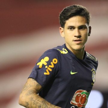 Flamengo faz proposta e fica próximo de acertar empréstimo do atacante Pedro