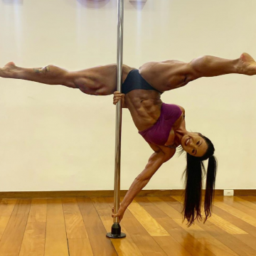Gracyanne Barbosa posa de cabeça para baixo em pole dance: “É possível”