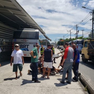 Homem é atropelado em estação de BRT Capitão Menezes