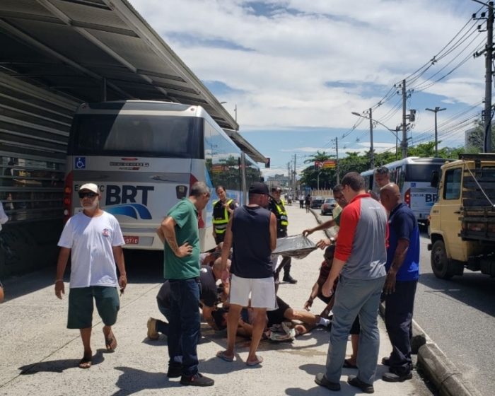 Homem é atropelado em estação de BRT Capitão Menezes