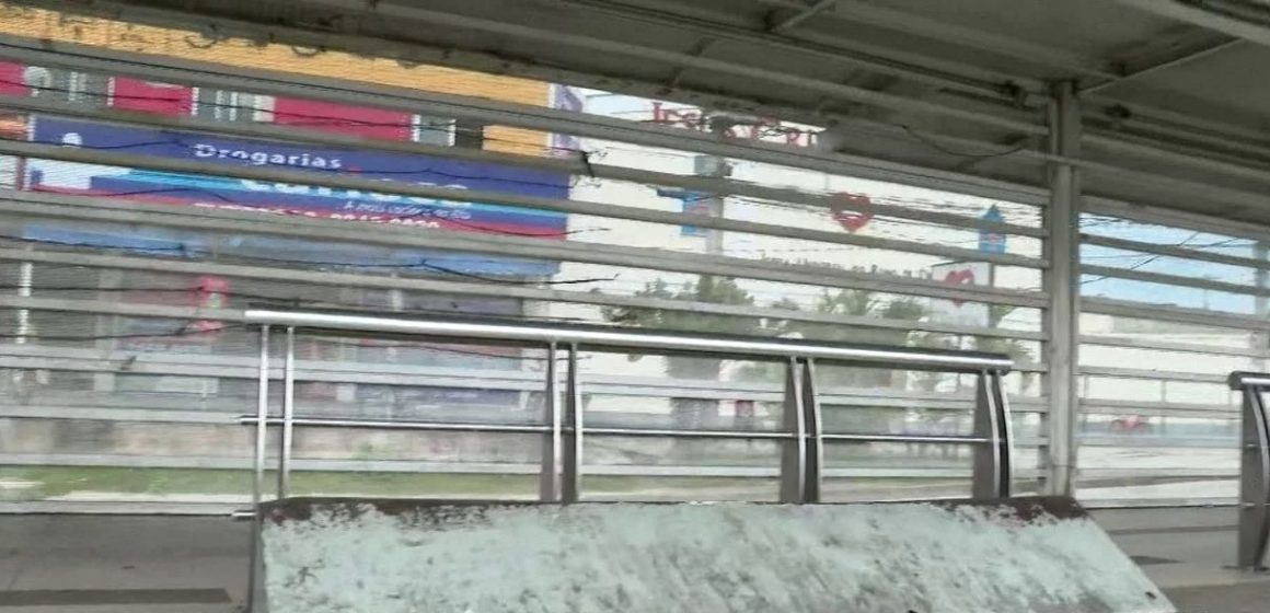 Imagens mostram homem vandalizando estação do BRT em Santa Cruz, na Zona Oeste