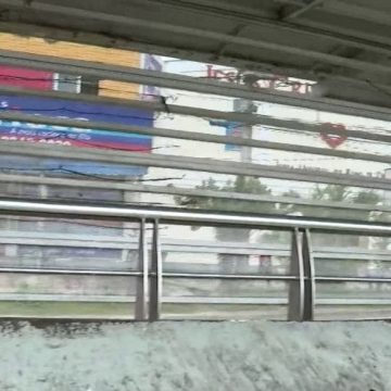 Imagens mostram homem vandalizando estação do BRT em Santa Cruz, na Zona Oeste
