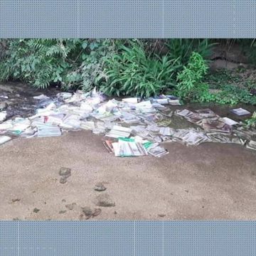 Livros de colégio estadual de Itaguaí são descartados em rio