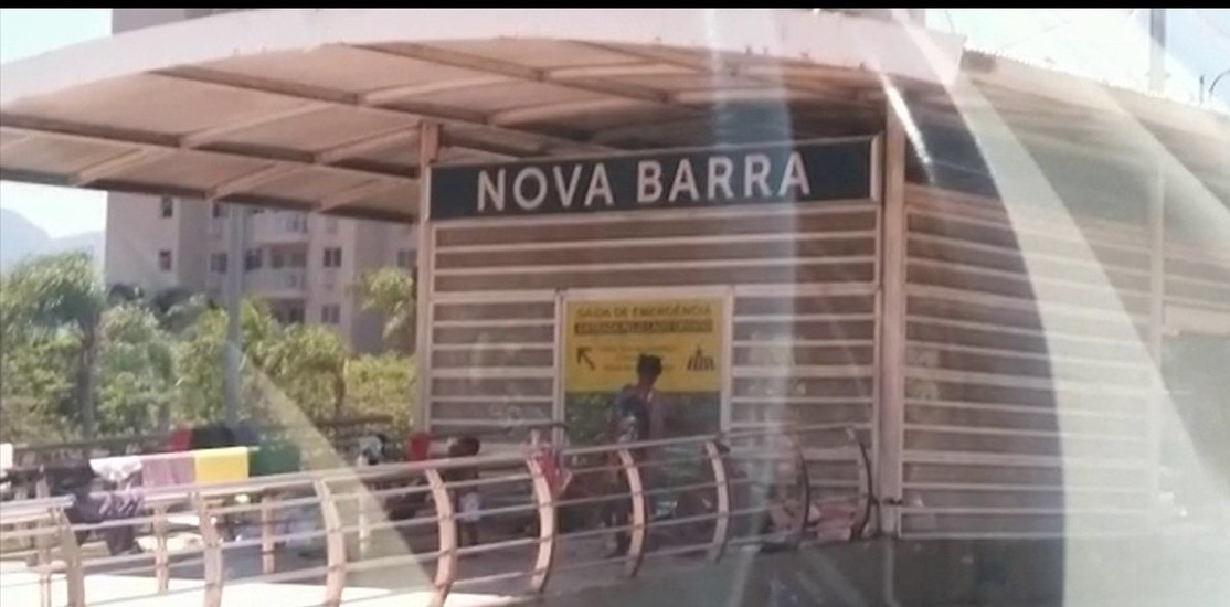Moradores de rua transformam estação do BRT na Barra da Tijuca em abrigo