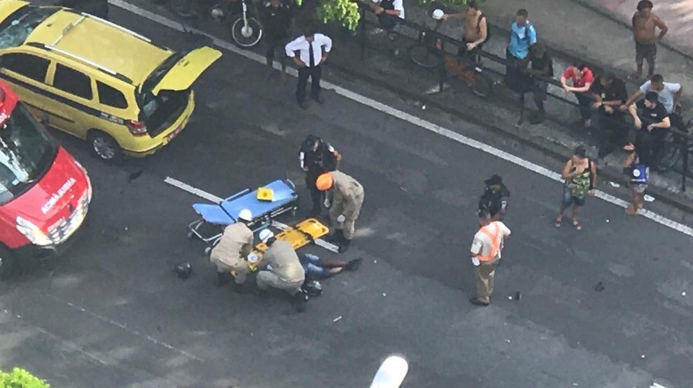 Motociclista morre em acidente com táxi próximo ao shopping Rio Sul, em Botafogo