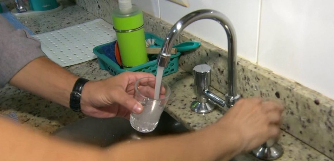 Prazo de Witzel para melhorar qualidade da água termina, mas moradores do RJ seguem relatando problemas
