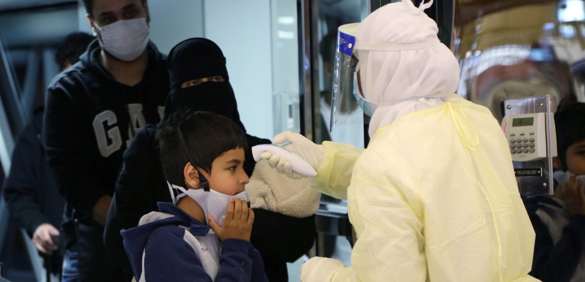 Viajantes que chegarem da China com febre serão investigados para coronavírus, diz Secretaria de Saúde do RJ