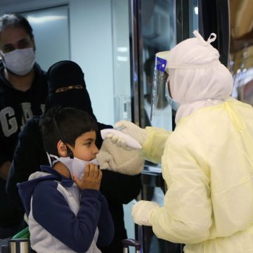 Viajantes que chegarem da China com febre serão investigados para coronavírus, diz Secretaria de Saúde do RJ