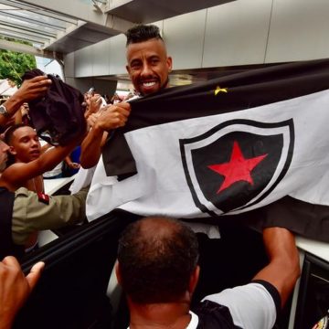 Aeroporto lotado, festa e corredor humano: Botafogo-PB apresenta o lateral Léo Moura