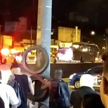 Ônibus é interceptado na Avenida Brasil durante assalto