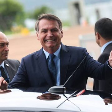 Bolsonaro alfineta Witzel: 'Alguém quer um copo de água do Rio de Janeiro aí?'