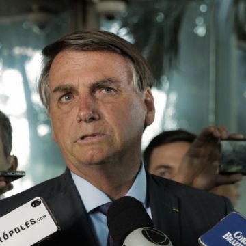 Bolsonaro diz que governo só vai abrir concurso público quando for 'essencial'